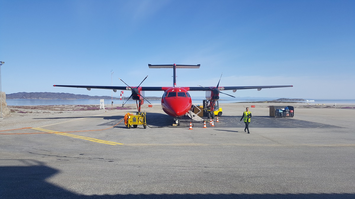 Rood propeller vliegtuig van Air Greenland op de landingsbaan van Kangerlussuaq in Groenland.