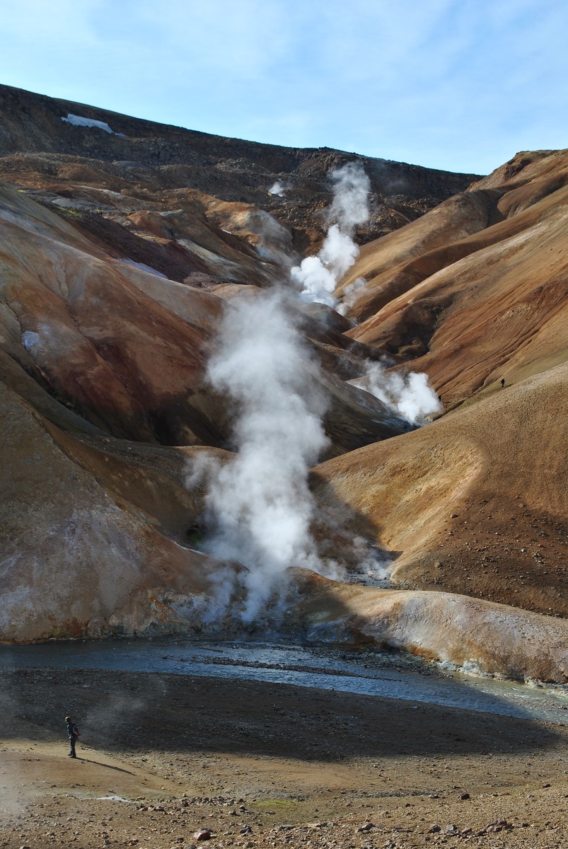 Het landschap van Kerlingarfjoll met stomende bronnen tussen kleurrijke bergen.