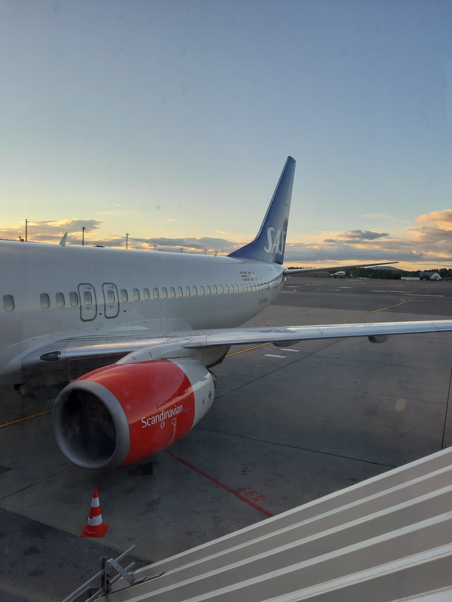 Een wit vliegtuig van Scandinavian Airlines op de gate bij de luchthaven van Spitsbergen.