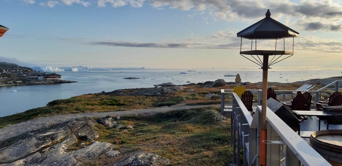 Uitzicht op de ijsbergen in Ilulissat vanaf het terras van hotel Arctic in west Groenland.