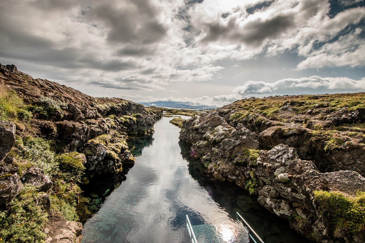 De Silfra kloof loopt dwars door het prachtige lava landschap in het Golden Circle gebied in zuid west IJsland.