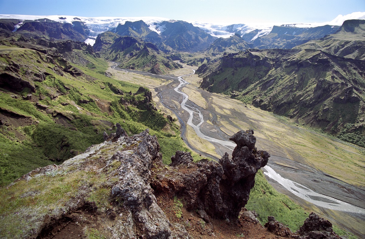 Uitzichtpunt over de vallei in Thórsmörk met de witte gletsjer aan de horizon.