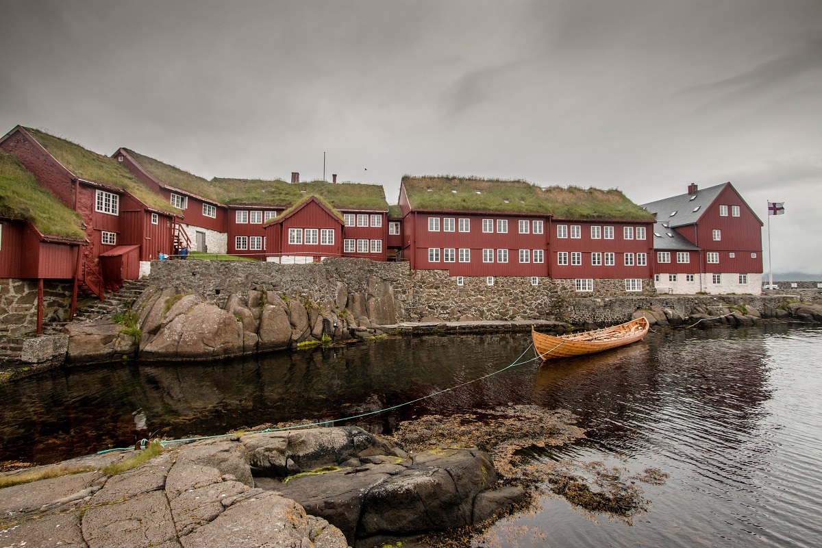 Het historische rode parlementsgebouw Tinganes staat op een rots aan het water in Thorshavn, Faroer.