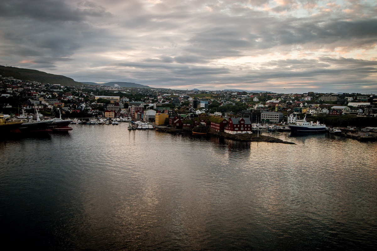 Een panorama van het kleurrijke stadscentrum en de haven van Thorshavn, Faroer.