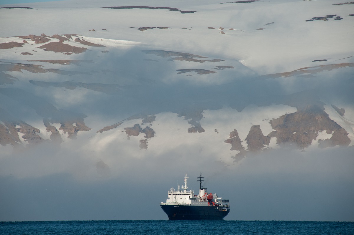 Het cruiseschip Ortelisus in de fjorden van Spitsbergen.