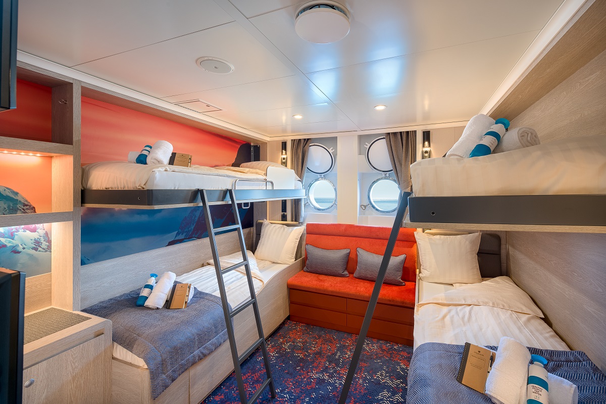 Een vierpersoons porthole hut aan boord van cruiseschip de Hondius.