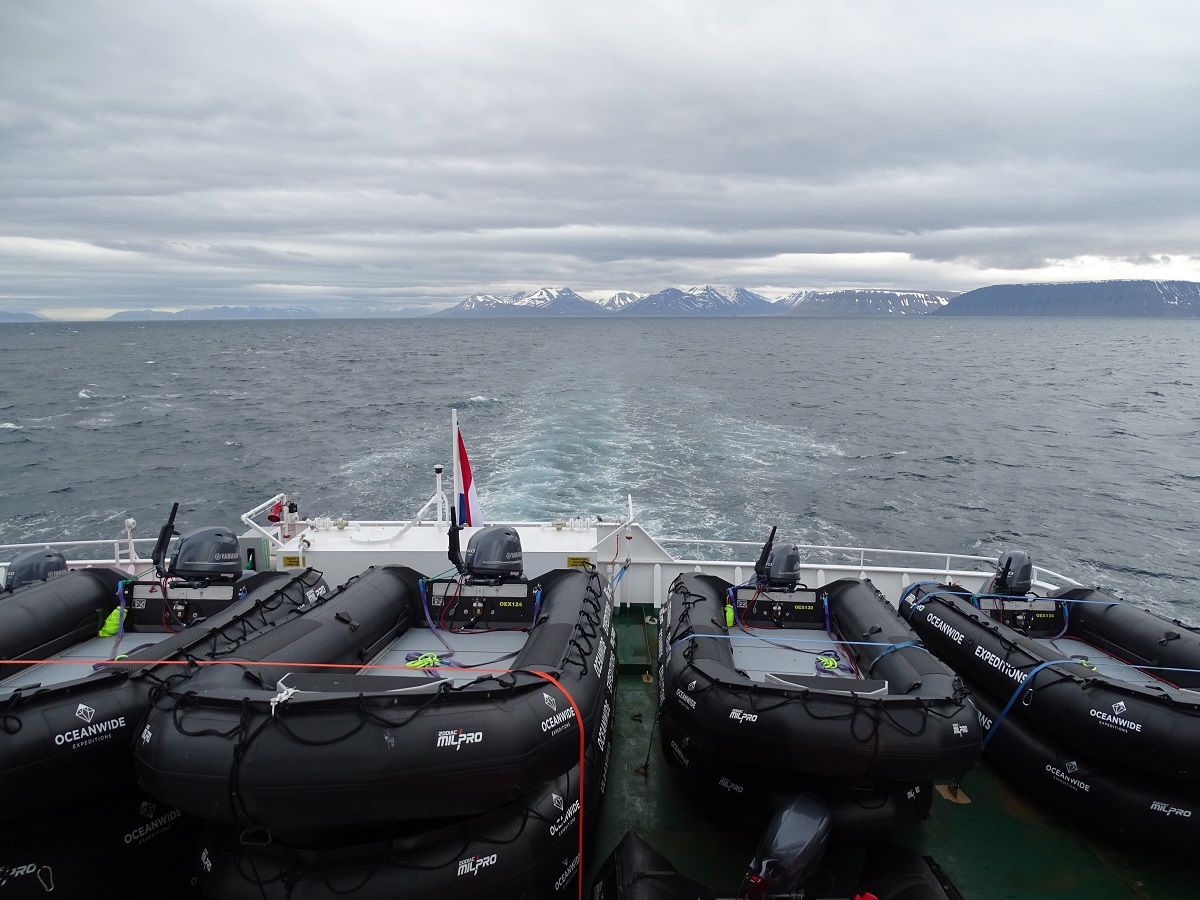 Zodiacs achter op het dek van het expeditie cruiseschip.