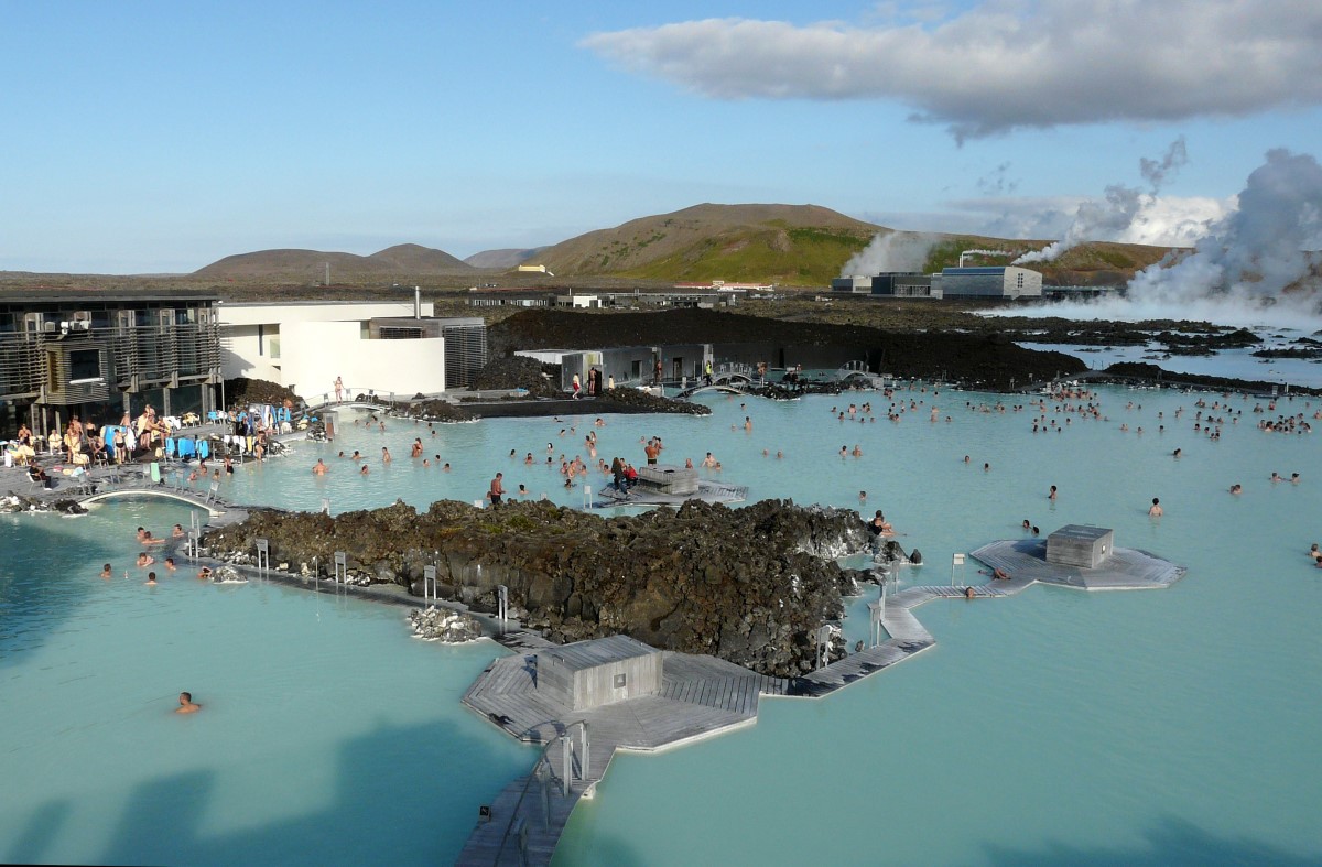 Reizigers zijn aan het badderen in IJslands bekendste geothermisch bad; De Blue Lagoon.