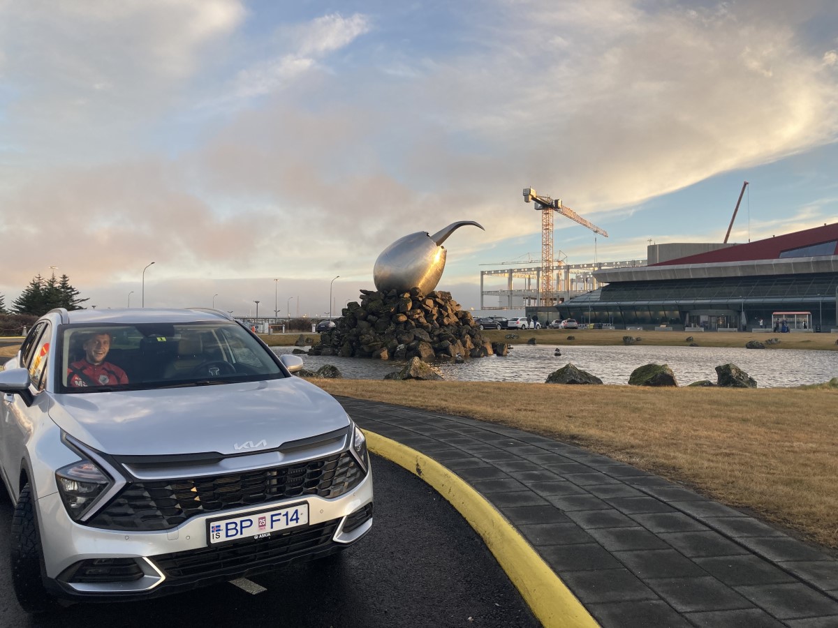 Een Kia Sportage huurauto bij het vliegveld Keflavik Airport.