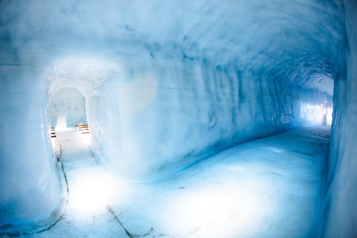 Uitkijk op de trouwkapel en ijstunnel bij de Into The Glacier excursie in de Langjokull gletsjer.