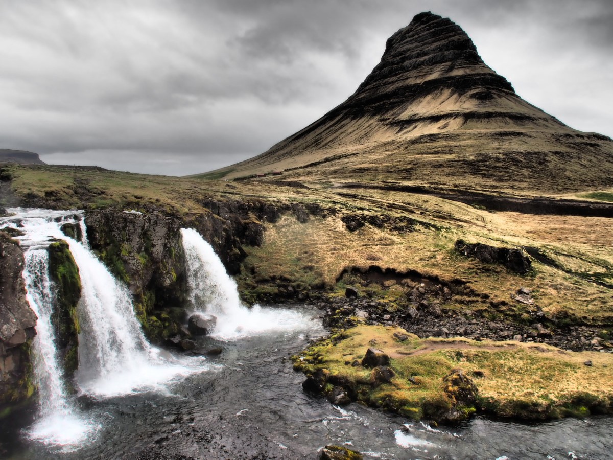 De berg Kirkjufell en de watervallen Kirkjufellsfoss.