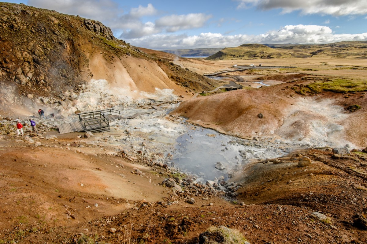 Prachtig uitzicht over het geothermische gebied Krysuvik op het schiereiland Reykjanes.