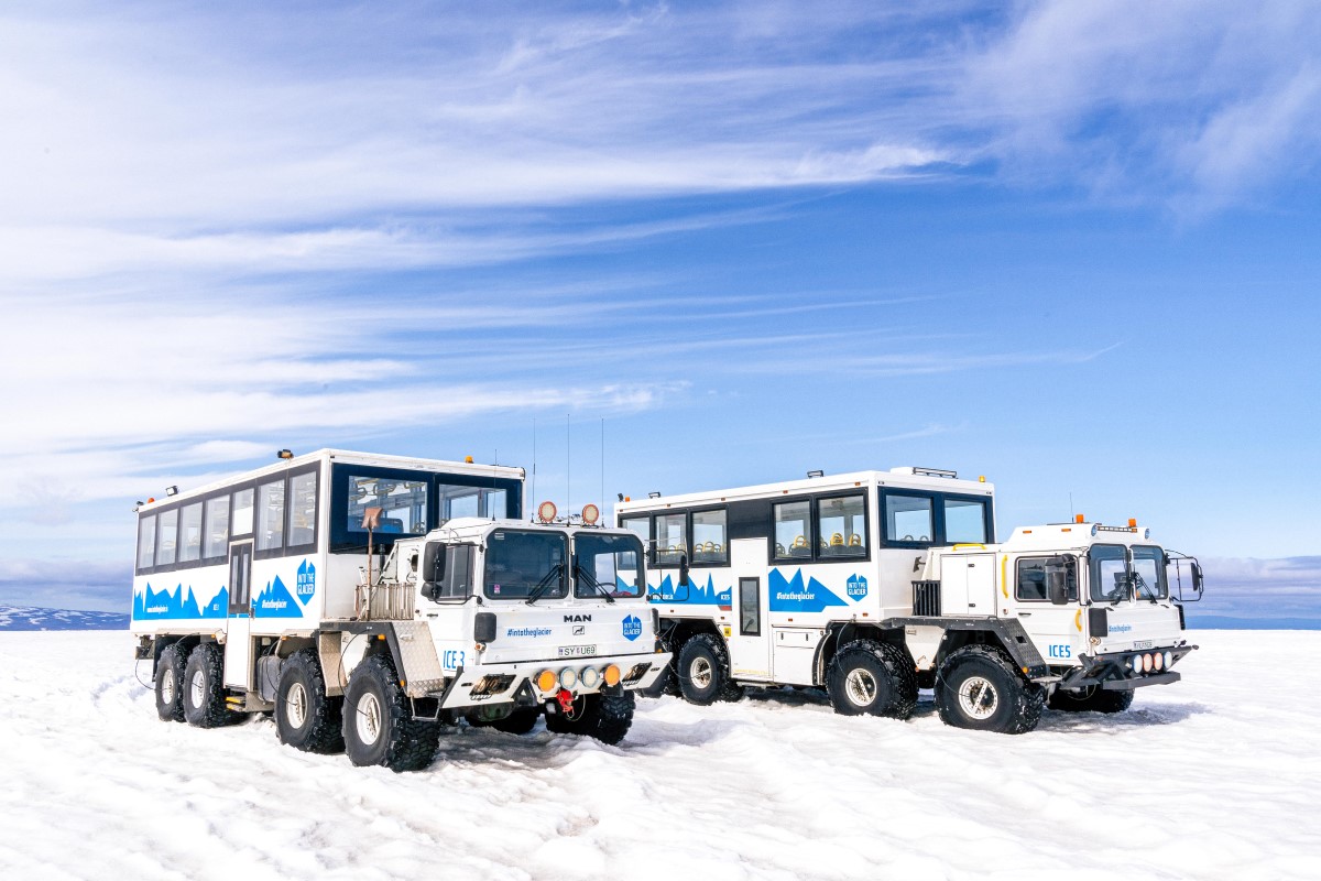 Twee monstertrucks van Into The Glacier boven op de Langjokull Gletsjer.