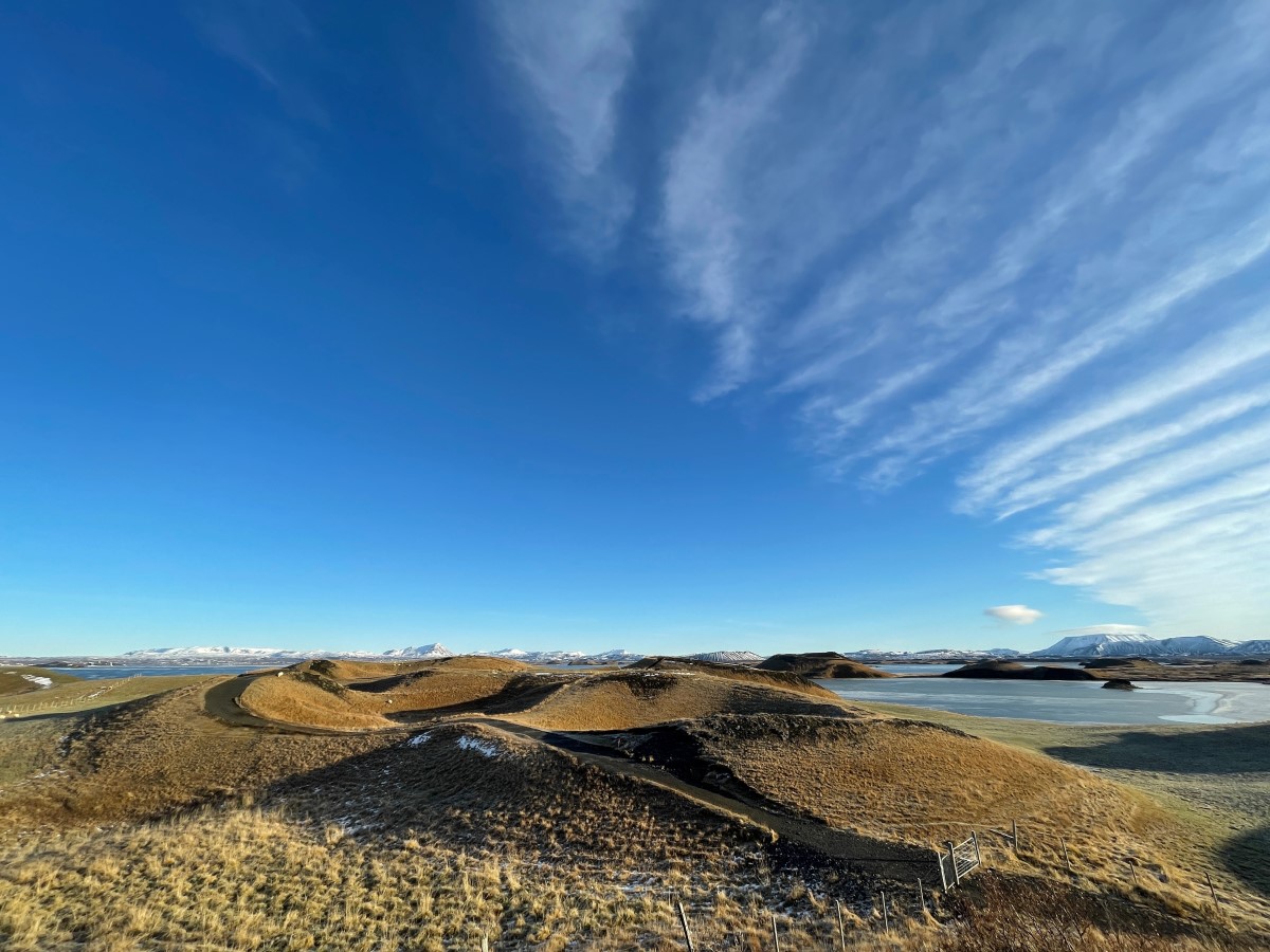 Vlak naast het meer van Myvatn liggen verschillende met gras begroeide pseudokraters.