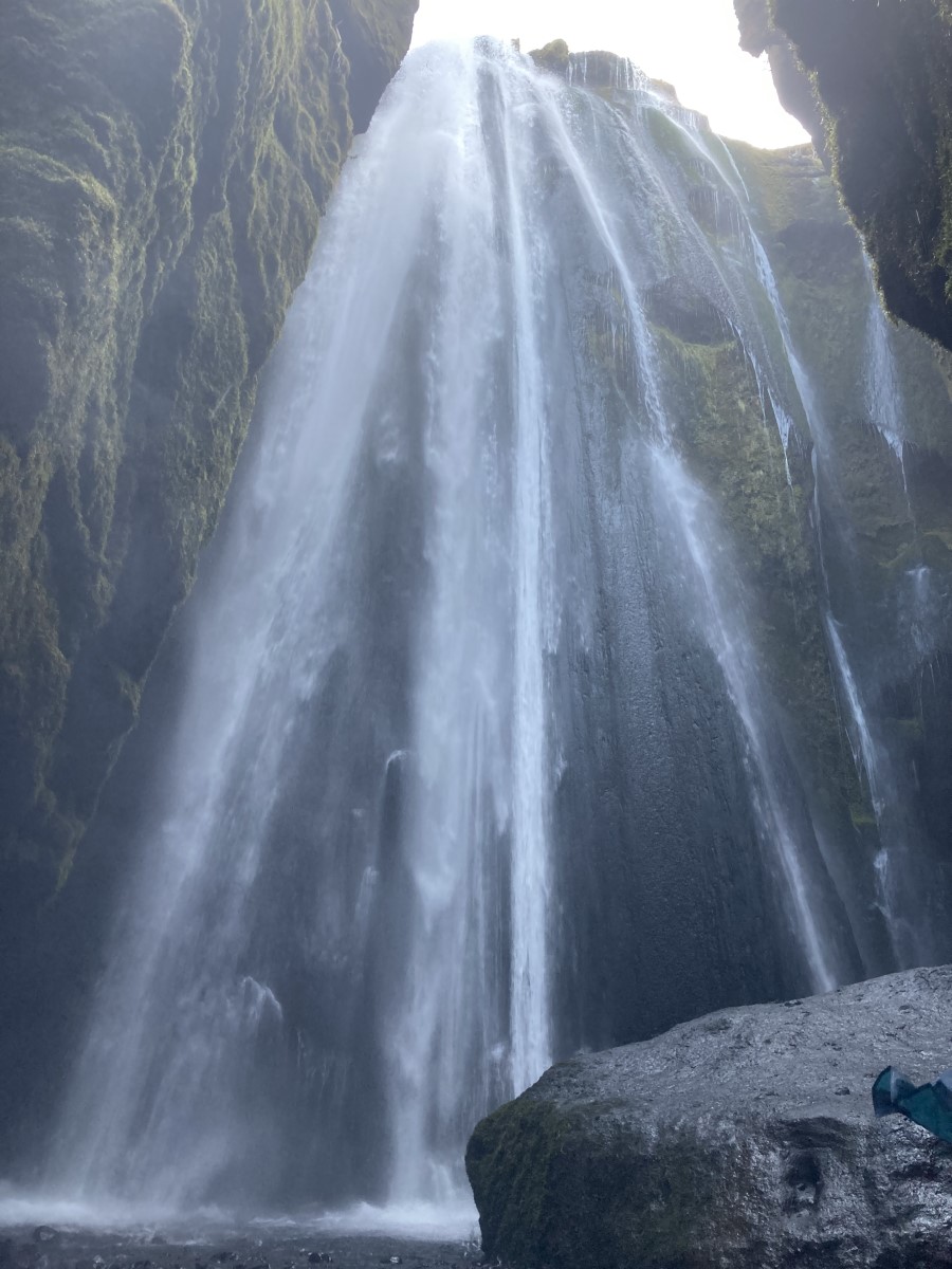 Verstopt in een kloof, vlak achter de Seljalandsfoss, vind je de Gljufrabui waterval.