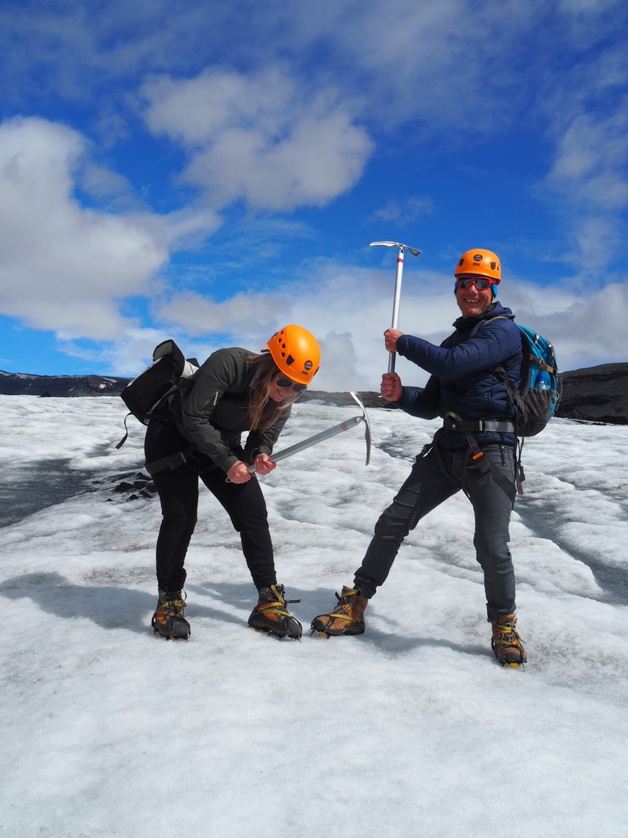 2 reizigers met veiligheidsuitrusting tijdens een gletsjerwandeling op de Solheimjokull.