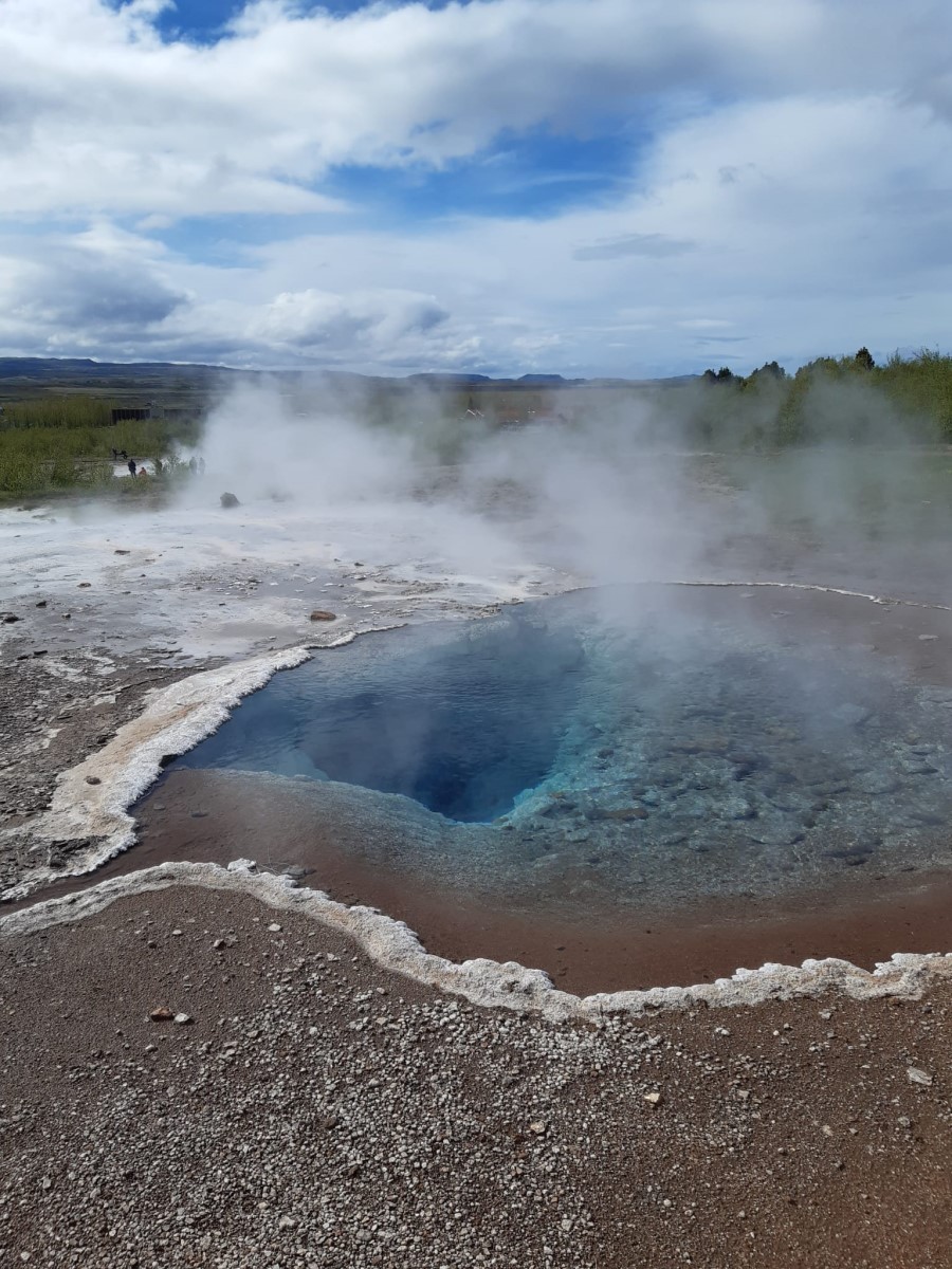 Het blauwe poeltje van de geiser Strokkur, vlak voor een uitbarsting.