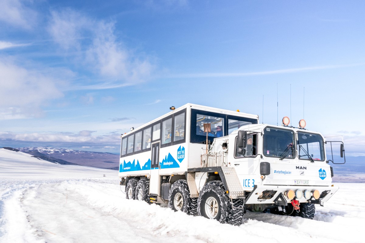 Een monstertruck van Into The Glacier boven op de gletsjer Langjokull.