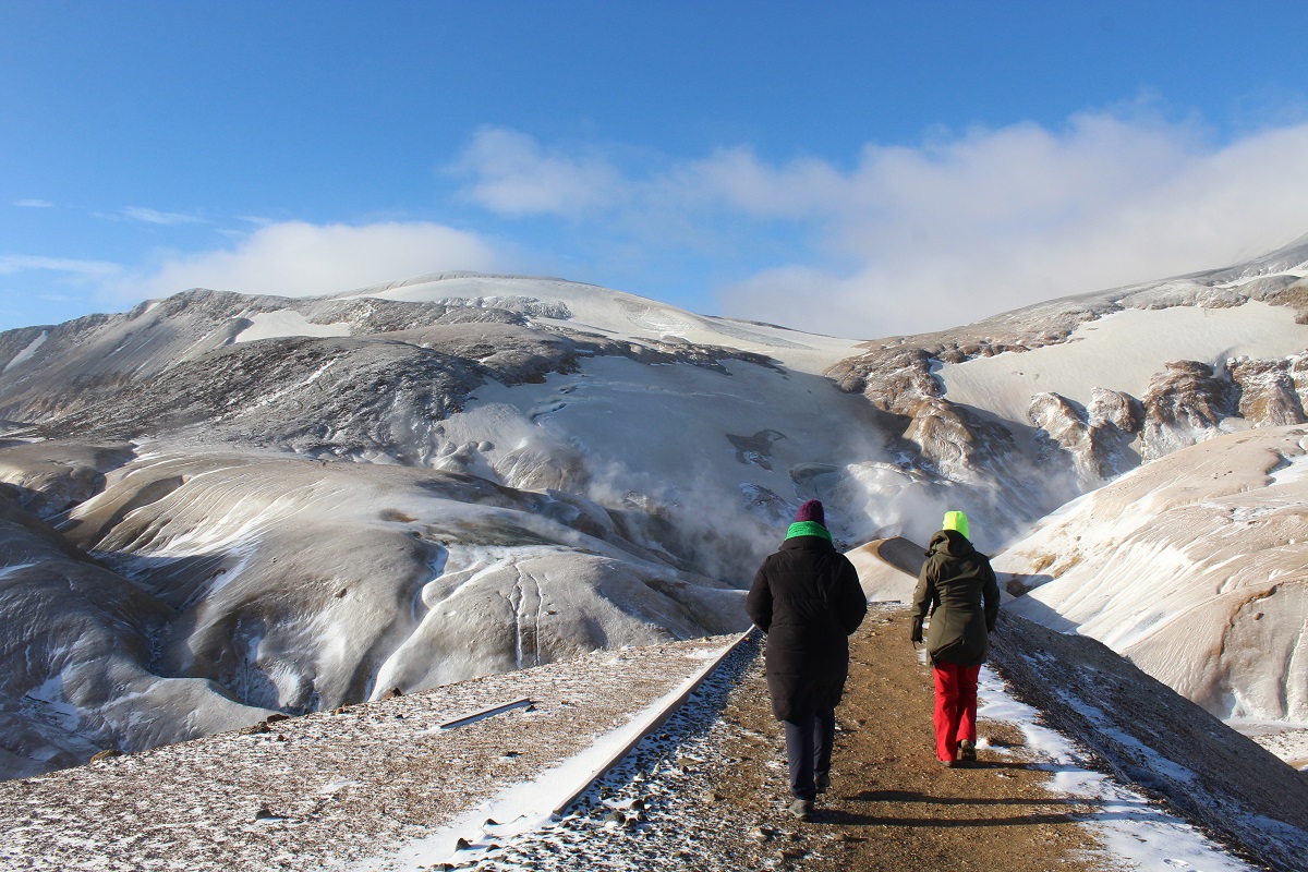 Twee wandelaars lopen over het wandelpad in Kerlingarfjöll.