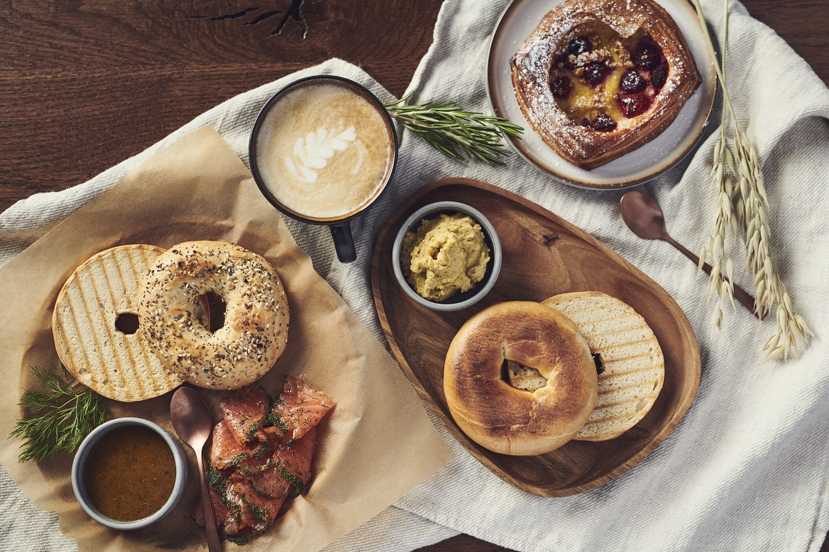 Een overheerlijke lunch bij de Sky Lagoon met bagels, zalm, soep, een taartje en cappucinno.