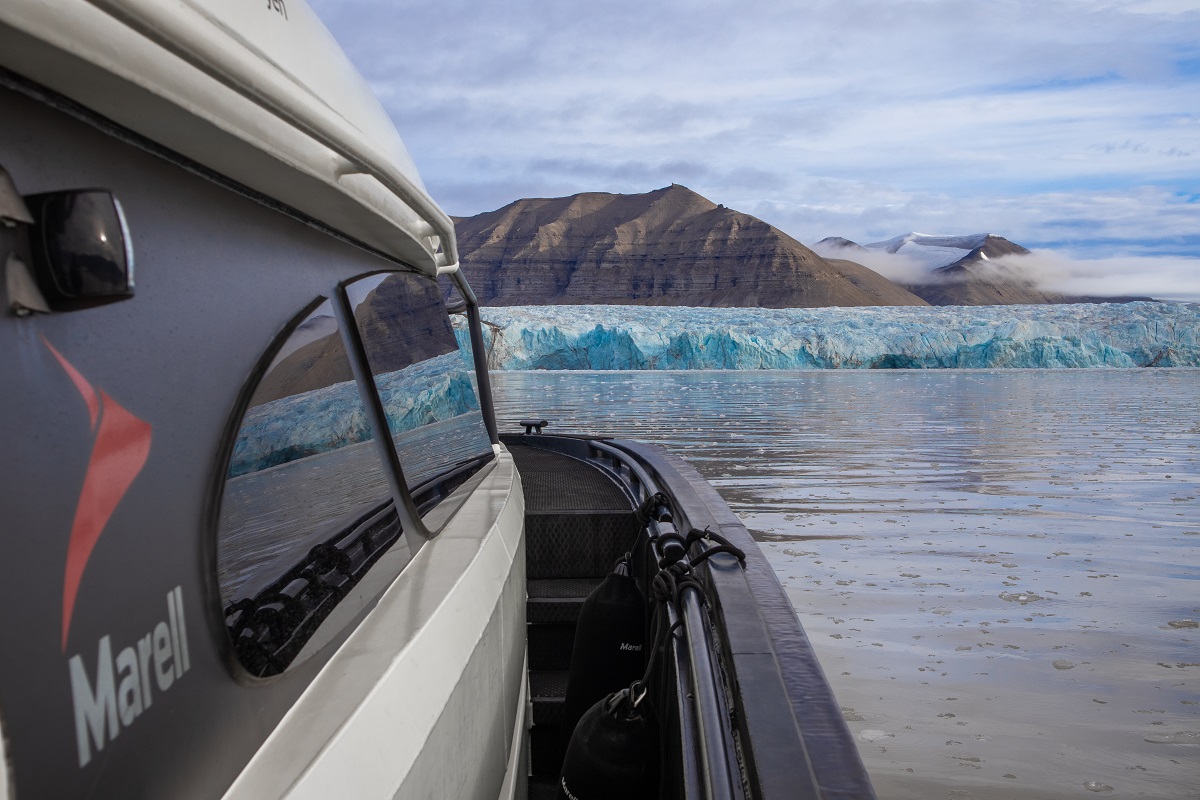Aan boord van de Kvitibjorn boot vaar je via de Tempelfjord naar Tunabreen voor een prachtig uitzicht op de gletsjer en bergen.