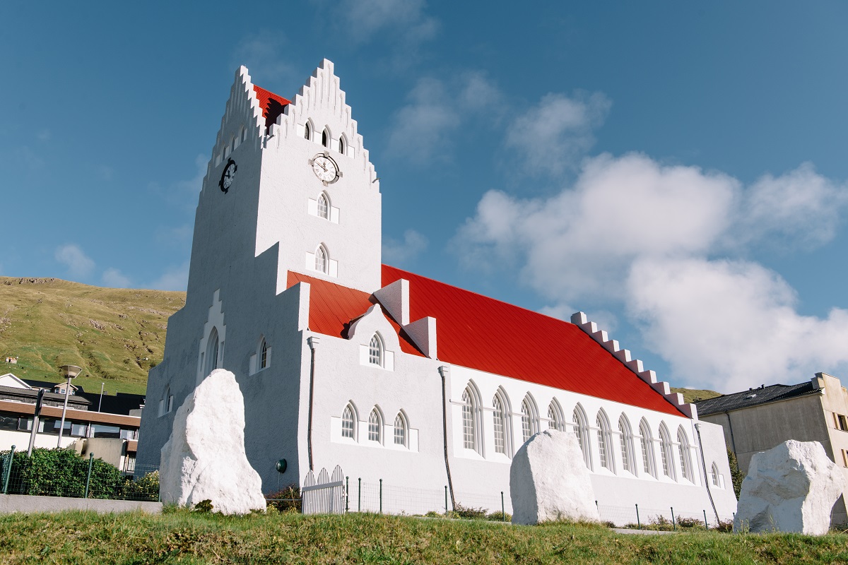 De wit met rode kerk van Vagur, op het eiland Suduroy.