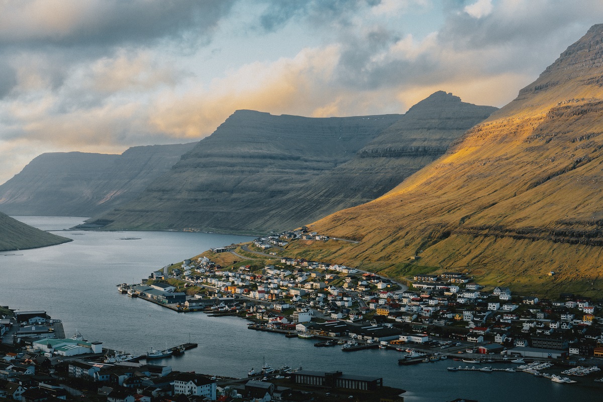 Het uitzicht op Klaksvik, een kleurrijk dorp gelegen tussen de bergen, aan het water.