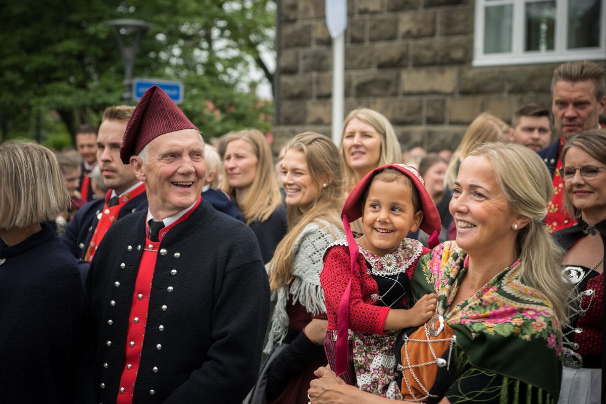 Bezoekers in klederdracht bezoeken de st. Olafsdagfeztiviteiten.