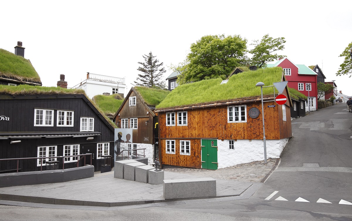 Oude huizen met grasdaken aan een pleintje in Torshavn.