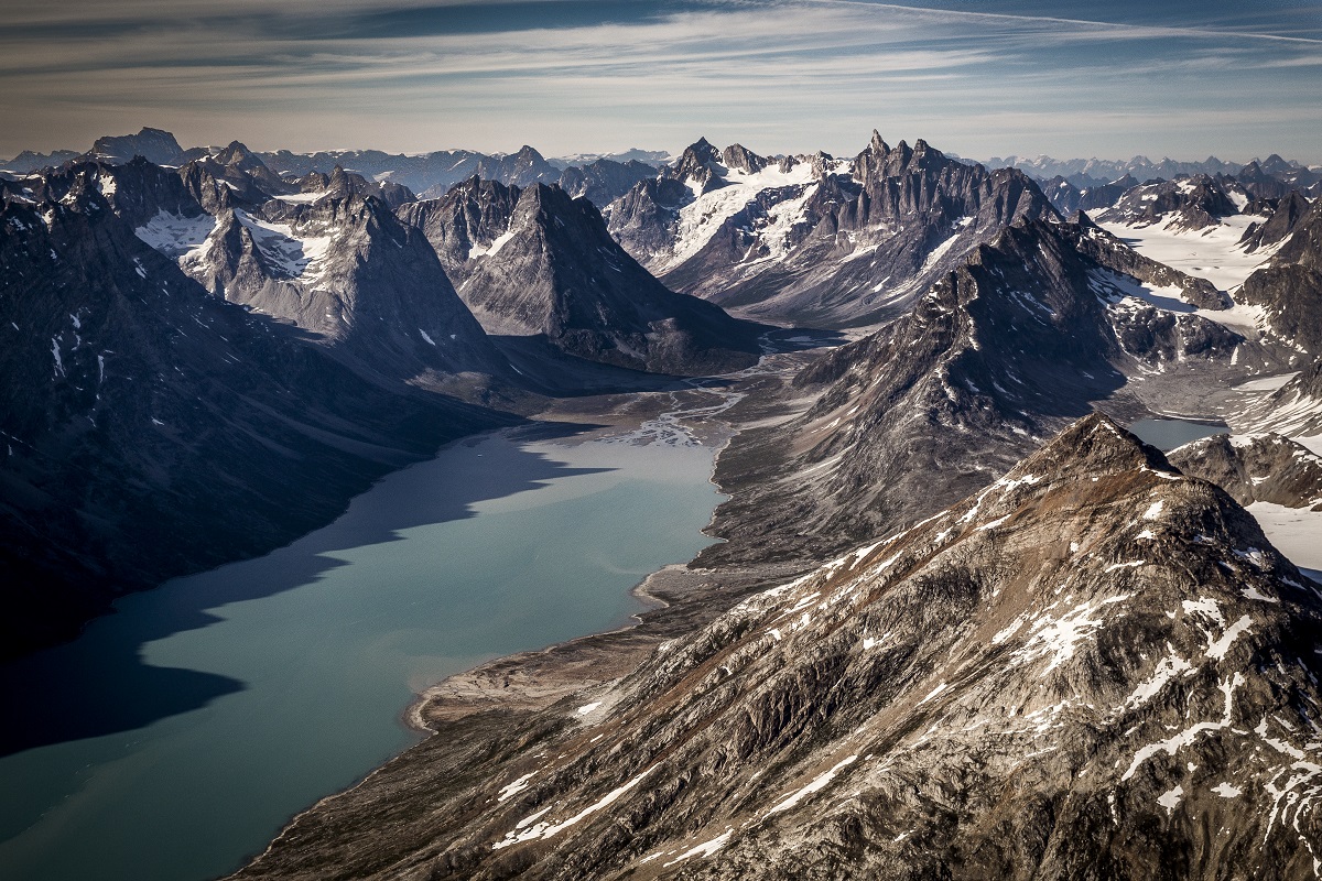 Een kijk op de fjorden vlakbijgelegen bij de triplet peaks en de glacier bij Tasiilaq.