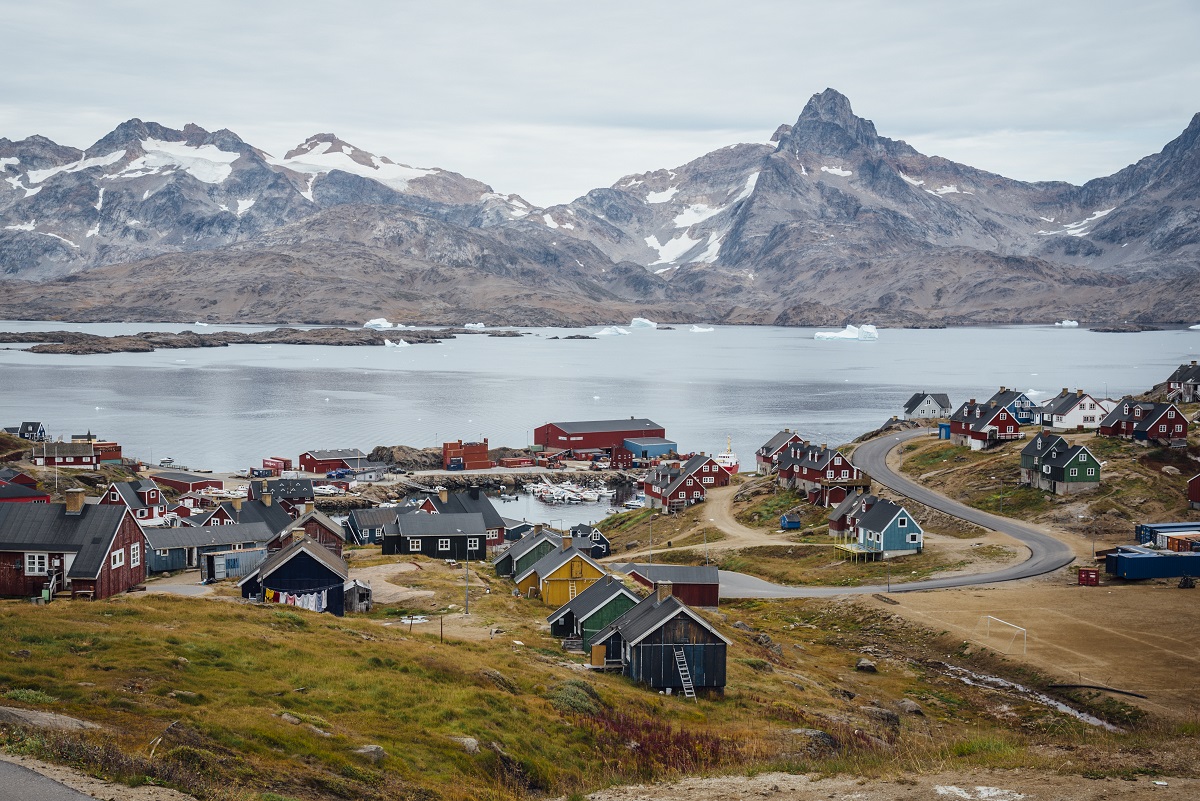 Uitzicht op Tasiilaq en haar haven.