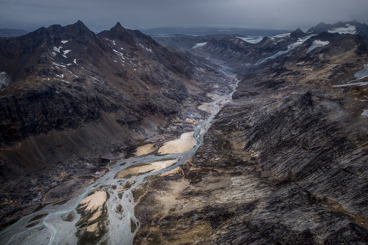 Een rivier valei vlakij Tasiilaq in oost Groenland.