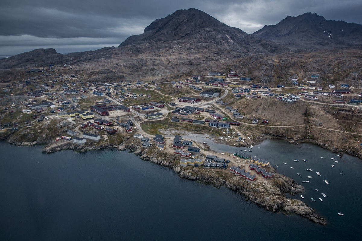 Bovenaanzicht van Tasiilaq in oost Groenland.