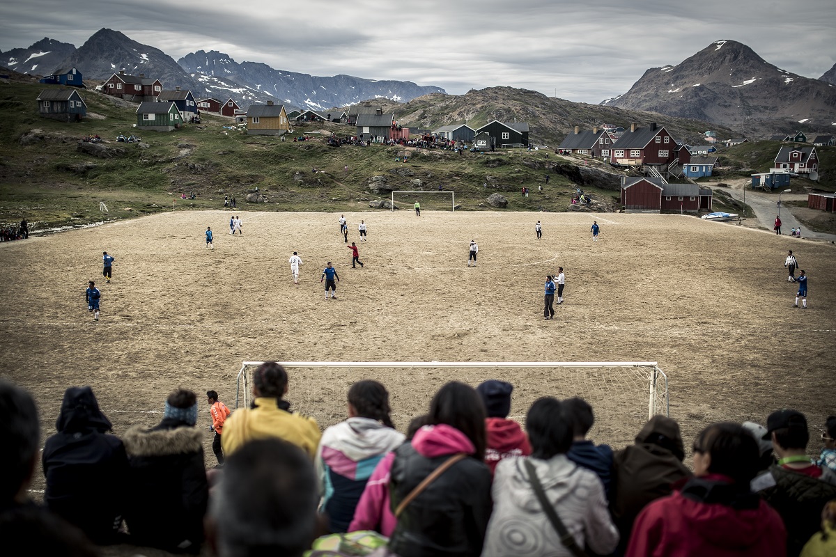 Een voetbalwedstrijd in Tasiilaq.