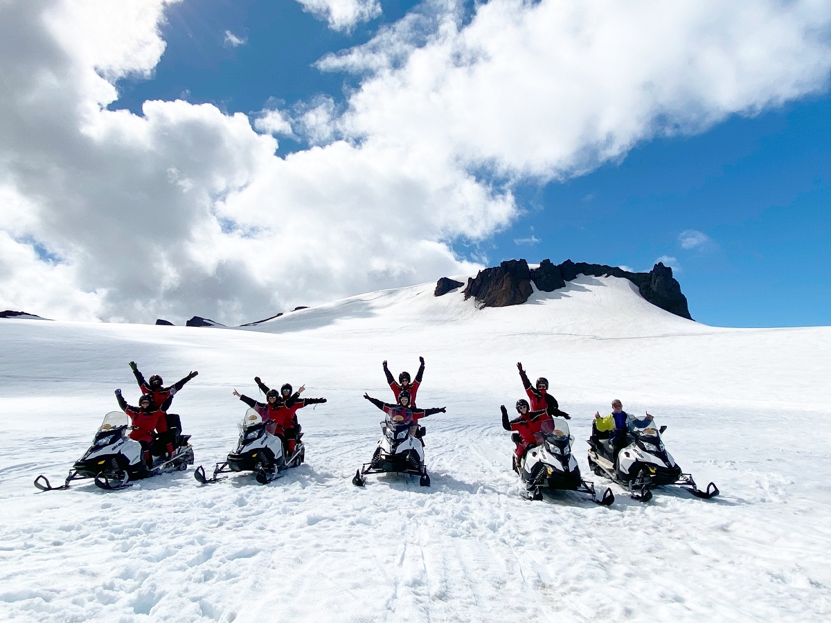 Vrolijke gropesfoto op sneeuwscooterstijdens een excursie.