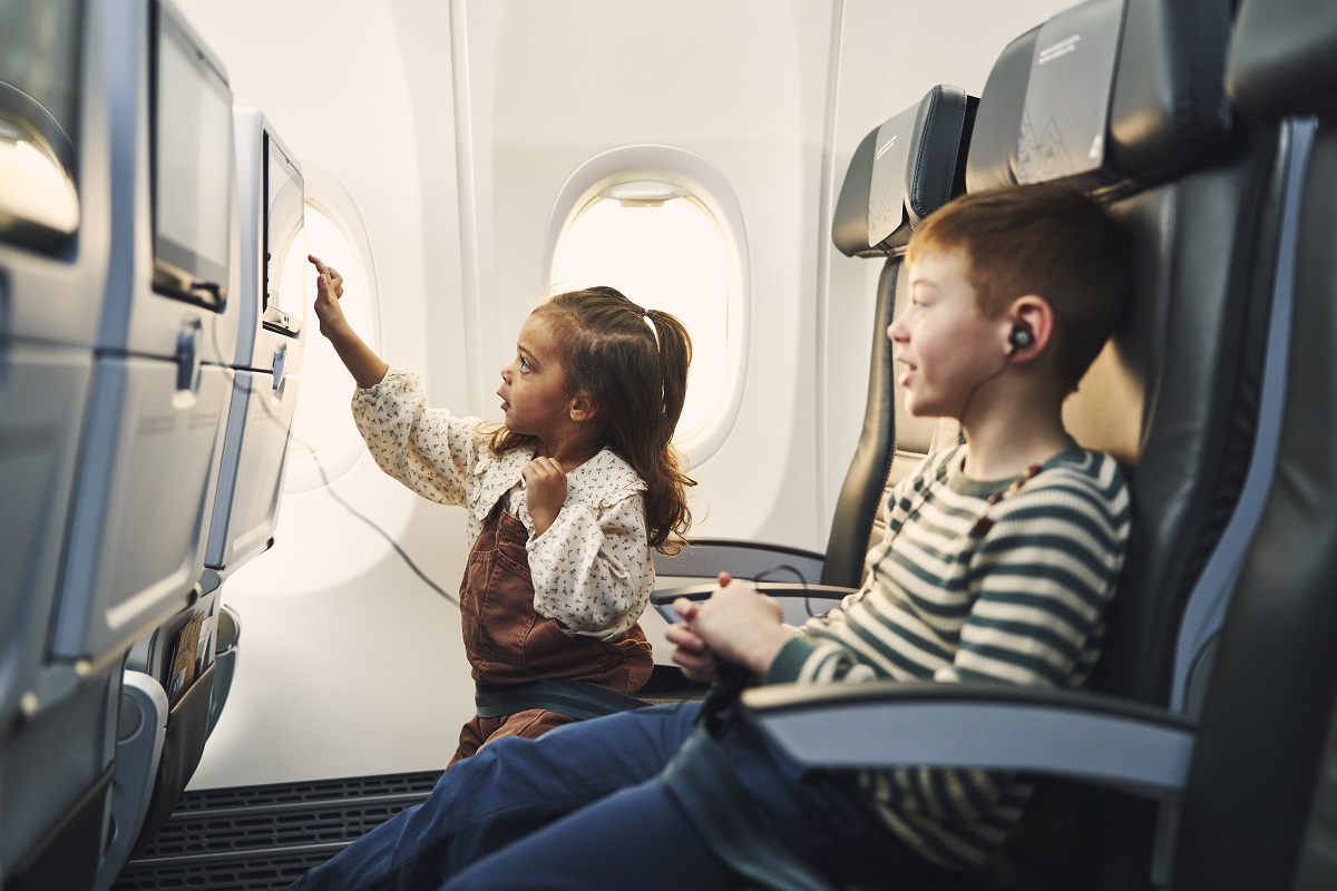 Kinderen aan boord van een Icelandair vlucht.