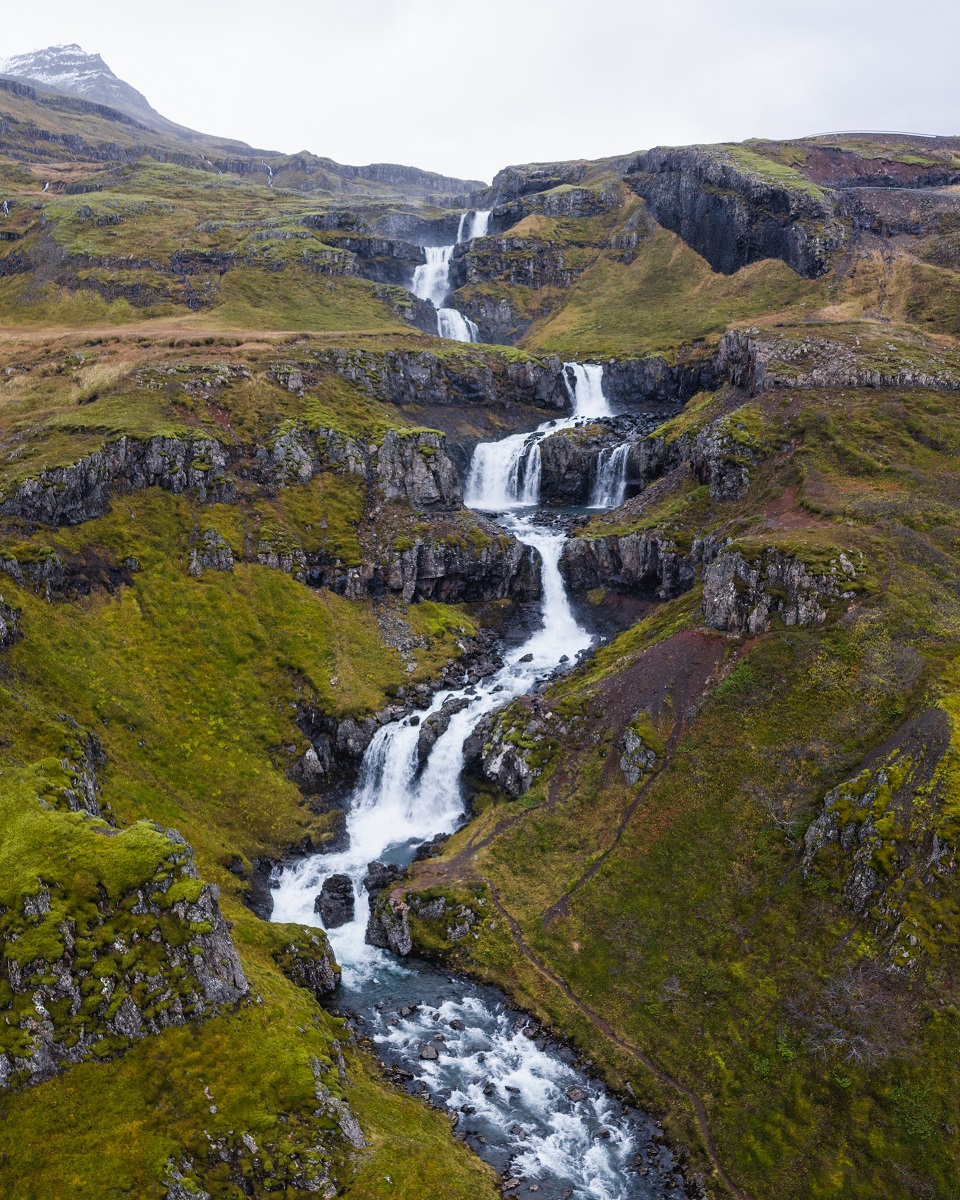 De Kliffbrekkufoss waterval stroomt als een trap van de berg af. 