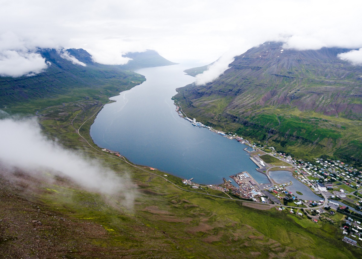 Een beeld van bovenaf op het stadje Seydisfjörd gelegen in de oostfjorden van IJsland. 