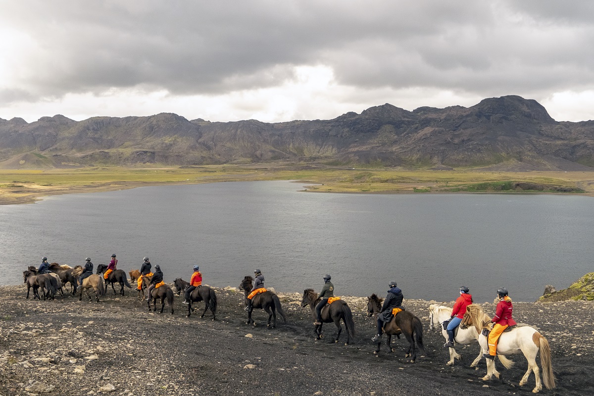Uitzicht over het meer en bergen tijdens een wandeling te paard.