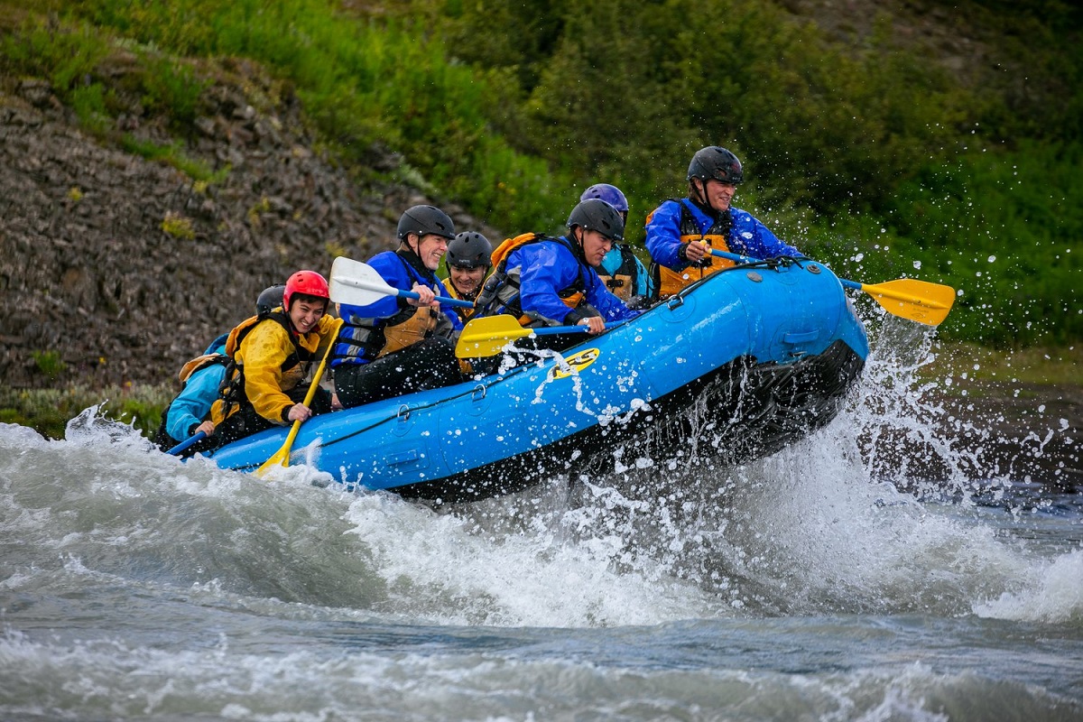 Lachende reizigers op de rivier in een raft.