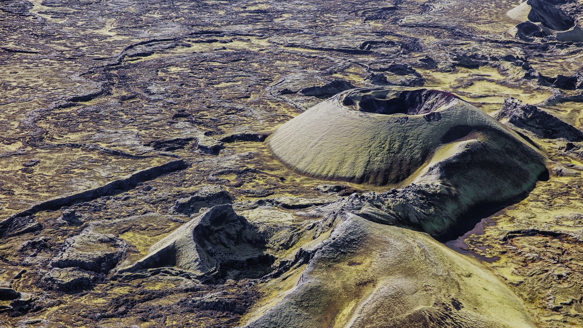 Mos bedenkt landschap bij een krater.