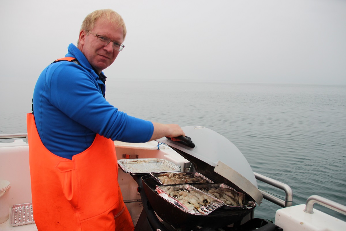 De gevangen vis op de barbecue op de boot.