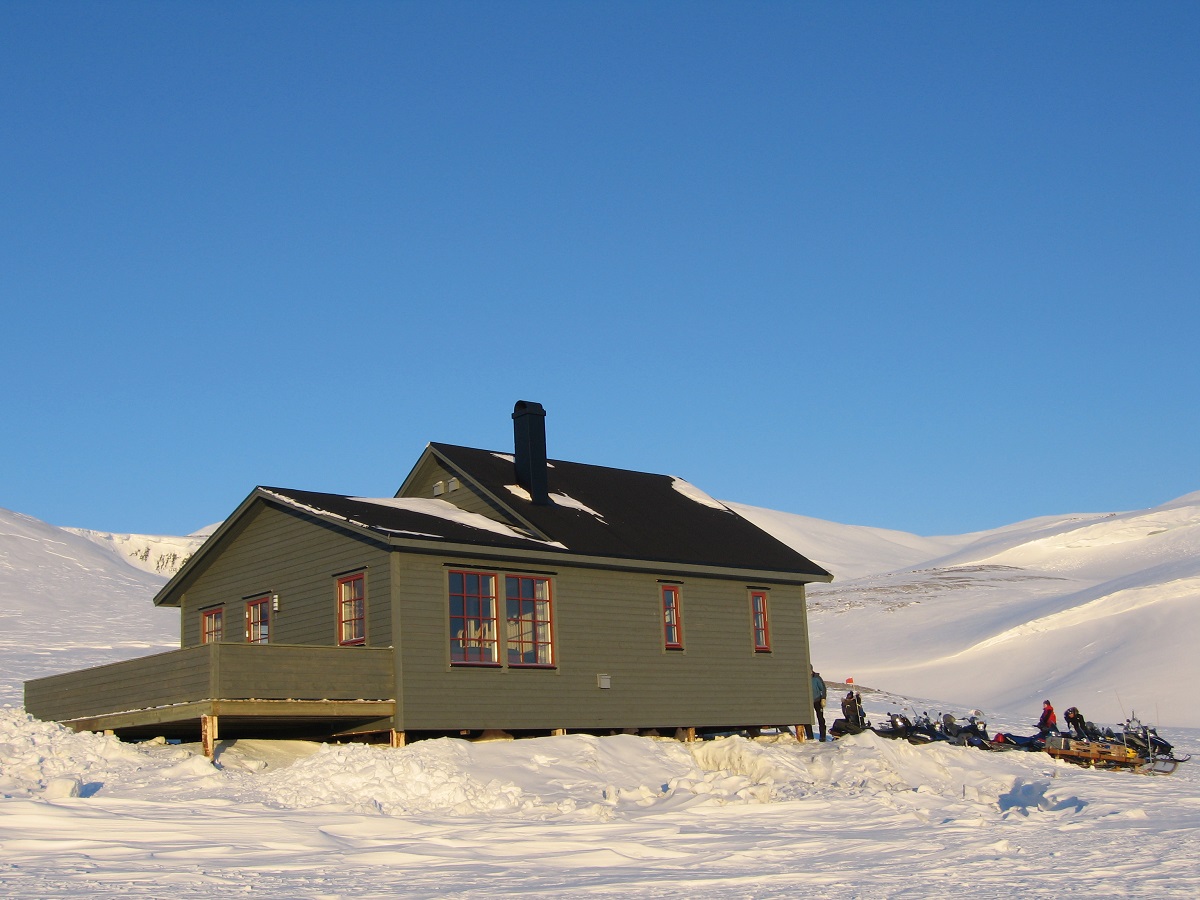 Sneeuscooters geparkeert bij de Juva hut op Spitsbergen.