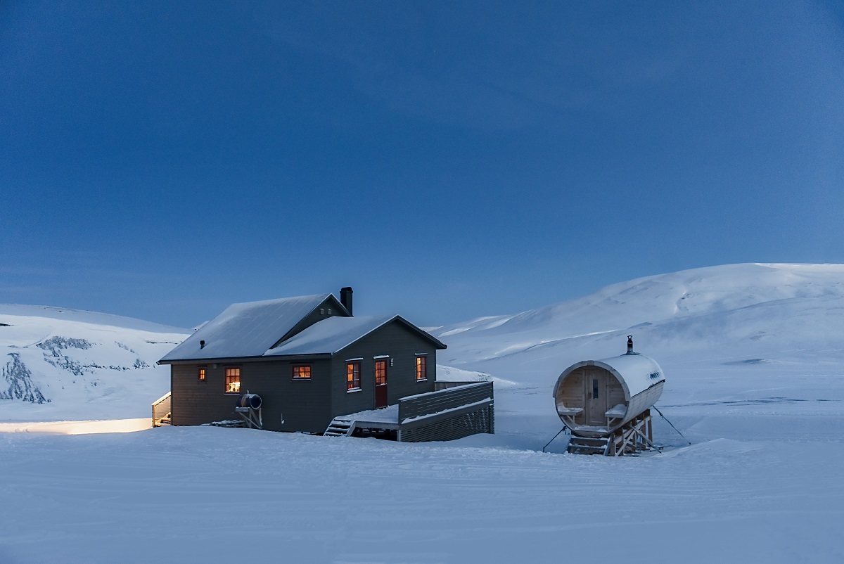 De Juva hut met sauna naast de deur op Spitsbergen.