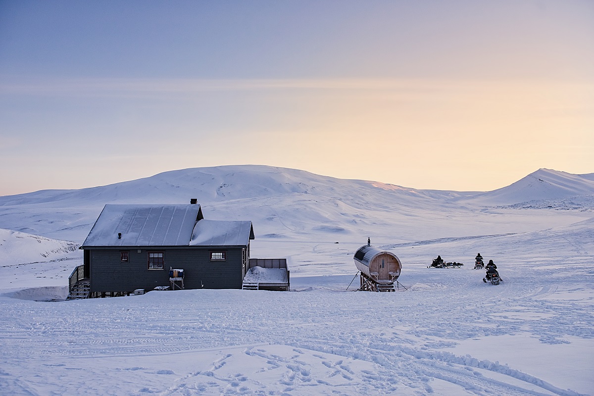 Sneeuwscooters geparkeert bij de Juva Hut.