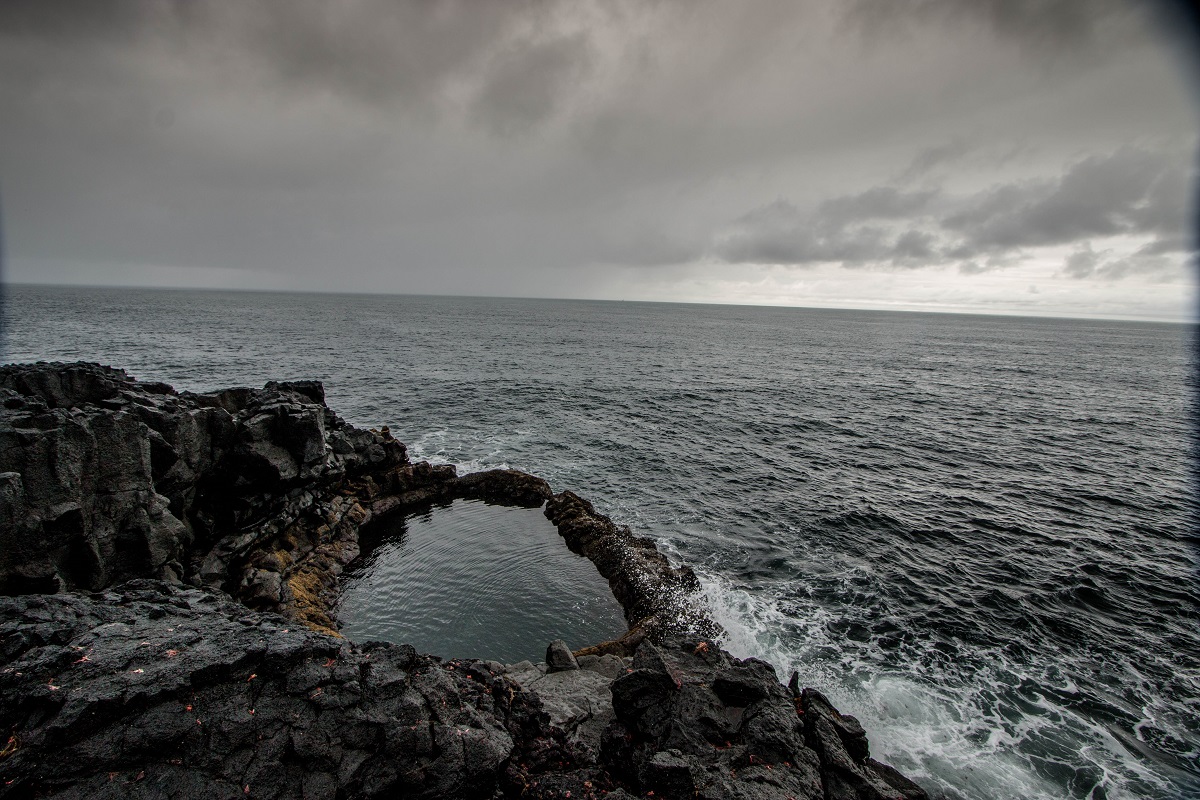 Brimketill badje van lavasteen ligt direct aan zee. Gelegen op het Reykjanes schiereiland in IJsland.