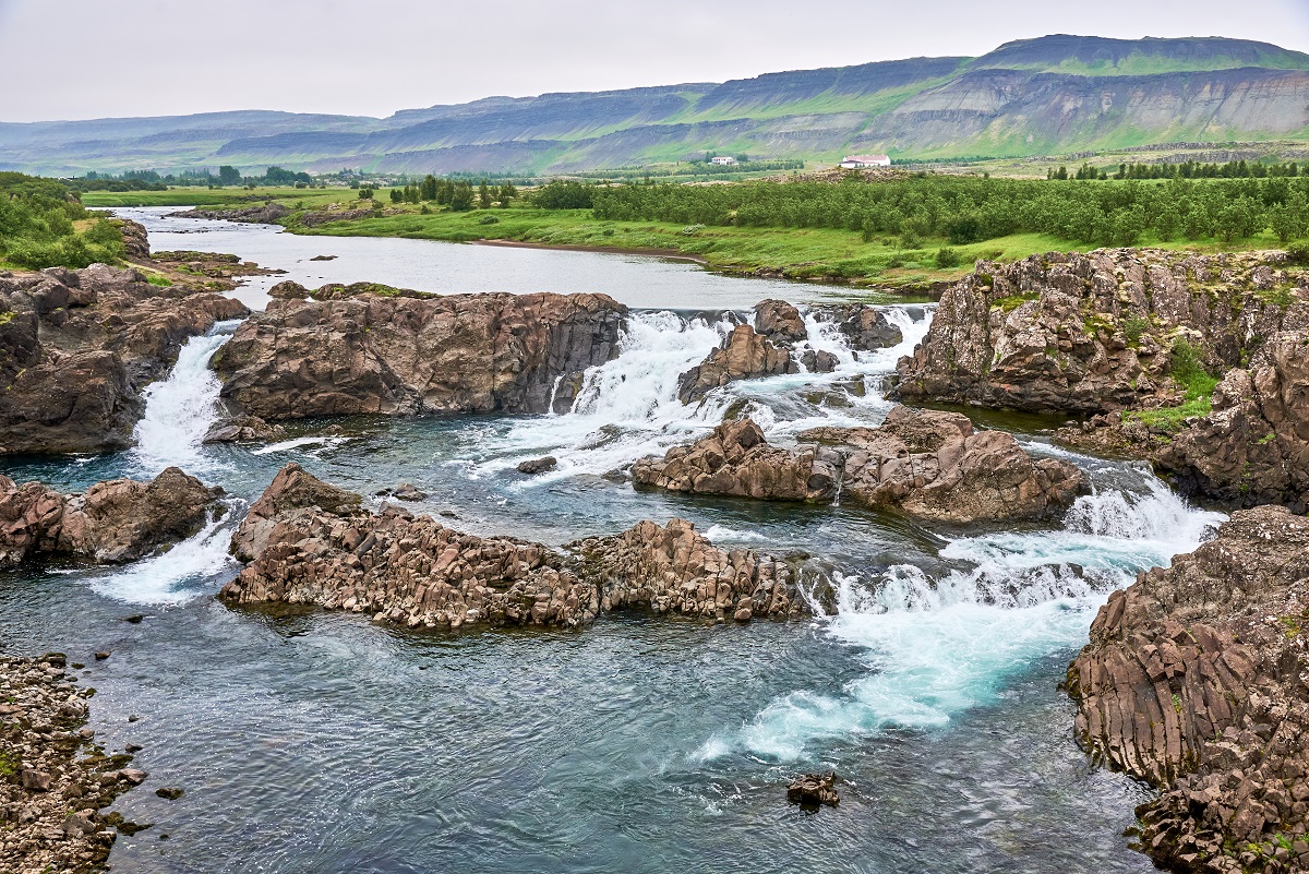 Glanni waterval in het groene West IJsland.