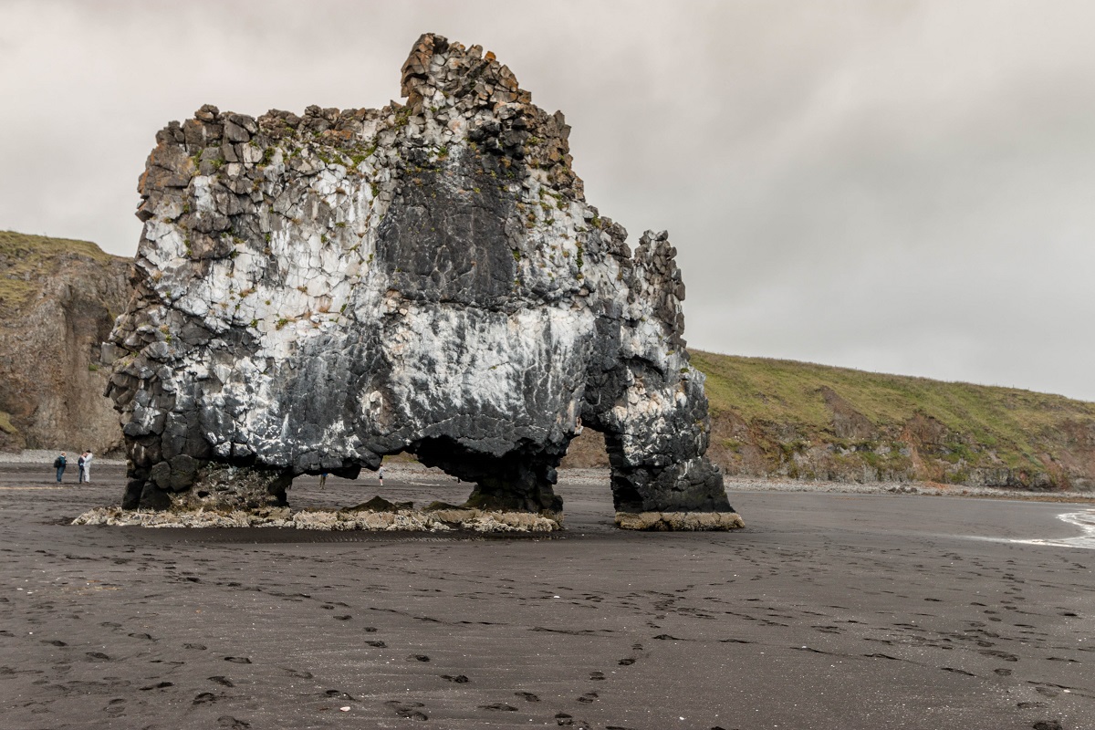 De Hvitserkur rots ligt op het zwarte zandstrand aan zee. Gelegen op het Vatnsnes schiereiland in het noorden van IJsland.