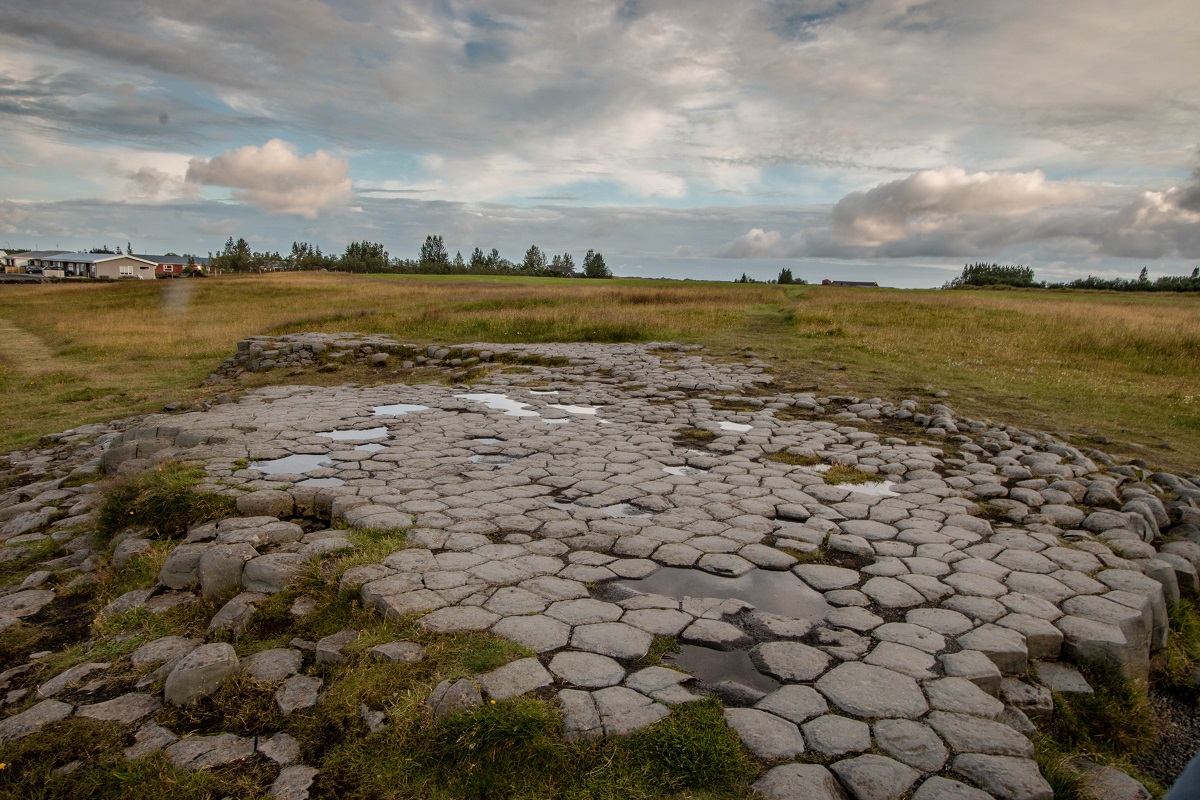 Kirkjugolf, wat kerkvloer betekent, laat een rotsformatie zien gelegen nabij het plaatsje Kirkjubaejarklastur. Gelegen in een groen landschap.