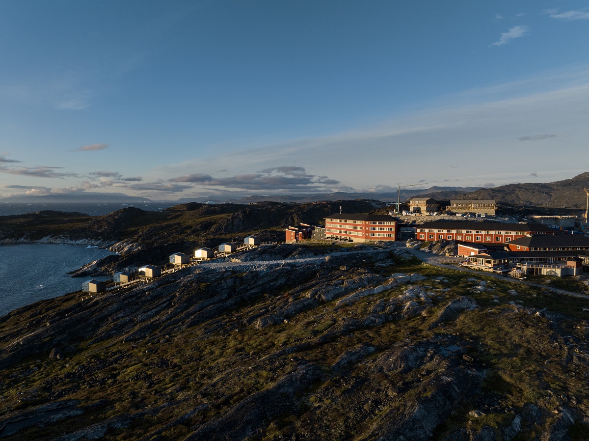 De Aurora Cabins staan op een heuvel met uitzicht over het fjord naast Hotel Arctic. Gelegen in Ilulissat in West-Groenland.